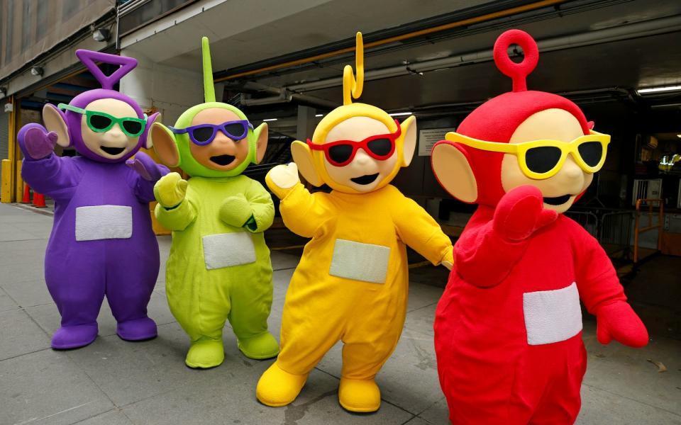 Tinky-Winky, Dipsy, Laa-Laa und Po (von links), besser bekannt als die Teletubbies, wurden jeden morgen von der lachenden Babysonne geweckt. (Bild: John Lamparski / Getty Images for Teletubbies)