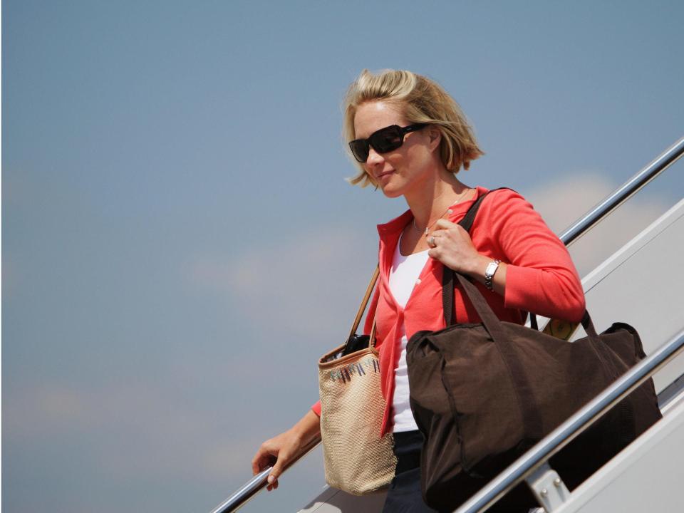 White House Deputy Press Secretary Dana Perino steps off Air Force One upon return to Andrews Air Force Base 12 August 2007 in Maryland.