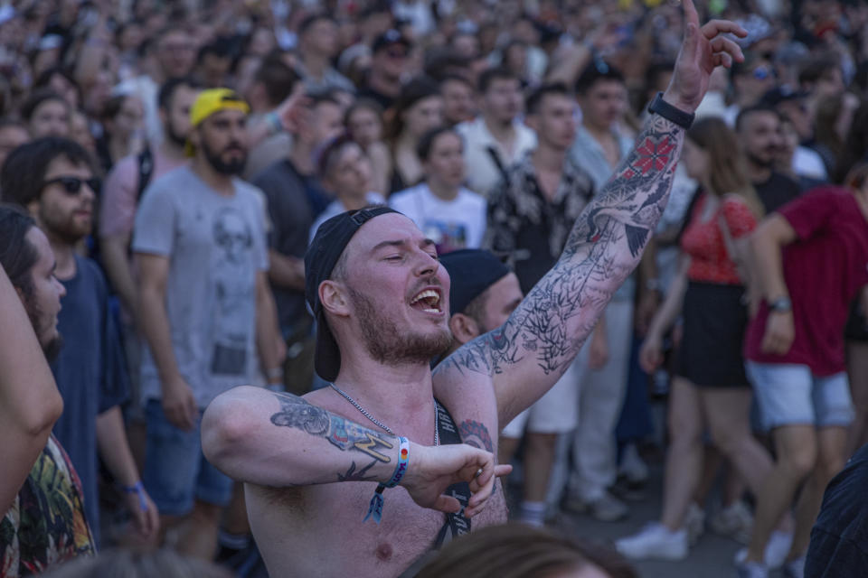 Un joven disfruta de un concierto en el Festival Atlas en Kiev, Ucrania, el domingo 21 de julio de 2024. Este año, el festival de música más grande de Ucrania tocó una fibra sensible diferente. Atrás quedaron los artistas internacionales, los enormes escenarios y los cientos de miles de visitantes. (Foto AP/Anton Shtuka)