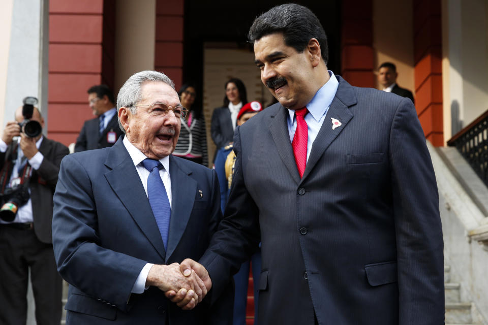 Venezuela's President Nicolas Maduro (R) and Cuban counterpart Raul Castro shake hands during an ALBA alliance summit in Caracas March 17, 2015. Leaders of Latin America's left-wing ALBA bloc of nations (Bolivarian Alliance for the Peoples of Our America) are holding an extraordinary meeting in Caracas on Tuesday to express their support for Venezuela after Washington declared the oil-rich country a national security threat on Monday, March 9, and ordered sanctions against seven officials from the South American nation.    REUTERS/Carlos Garcia Rawlins (VENEZUELA - Tags: POLITICS TPX IMAGES OF THE DAY)