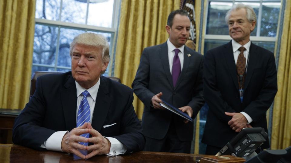 US-Präsident Donald Trump und Wirtschaftsberater Peter Navarro (r) im Weißen Haus in Washington. Foto: Evan Vucci/AP/Archiv