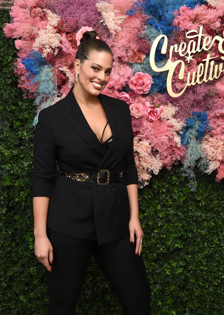 Toujours partante pour faire bouger les mentalités, on ne compte plus les combats dans lesquels Ashley Graham s'est lancée pour modifier le regard souvent trop critique que les femmes portent sur elles. Après son accouchement, elle a décidé de lutter contre le "mom-shaming" en posant nue en train d’allaiter son bébé dans le magazine <em>Elle</em>. <em>"Je savais que ça allait arriver et j'étais prête à lutter contre cela. Mais ça ne fait jamais du bien d'entendre quelqu'un vous dire que vous ne faites pas assez bien votre travail, que vous faites quelque chose de mal"</em>, expliquait la jeune maman dans une interview donnée également au magazine. Dans cet entretien, elle invitait toutes les mères à prendre confiance en elles et à ignorer les conseils parfois maladroits que leur entourage pourrait leur donner. (<em>Photo by Ilya S. Savenok/Getty Images for Create & Cultivate</em>)