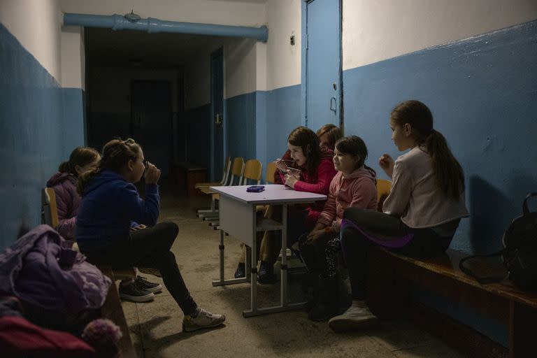 Un grupo de niñas en un refugio en Kherson, Ucrania, el 16 de febrero pasado. (Ivor Prickett/The New York Times)