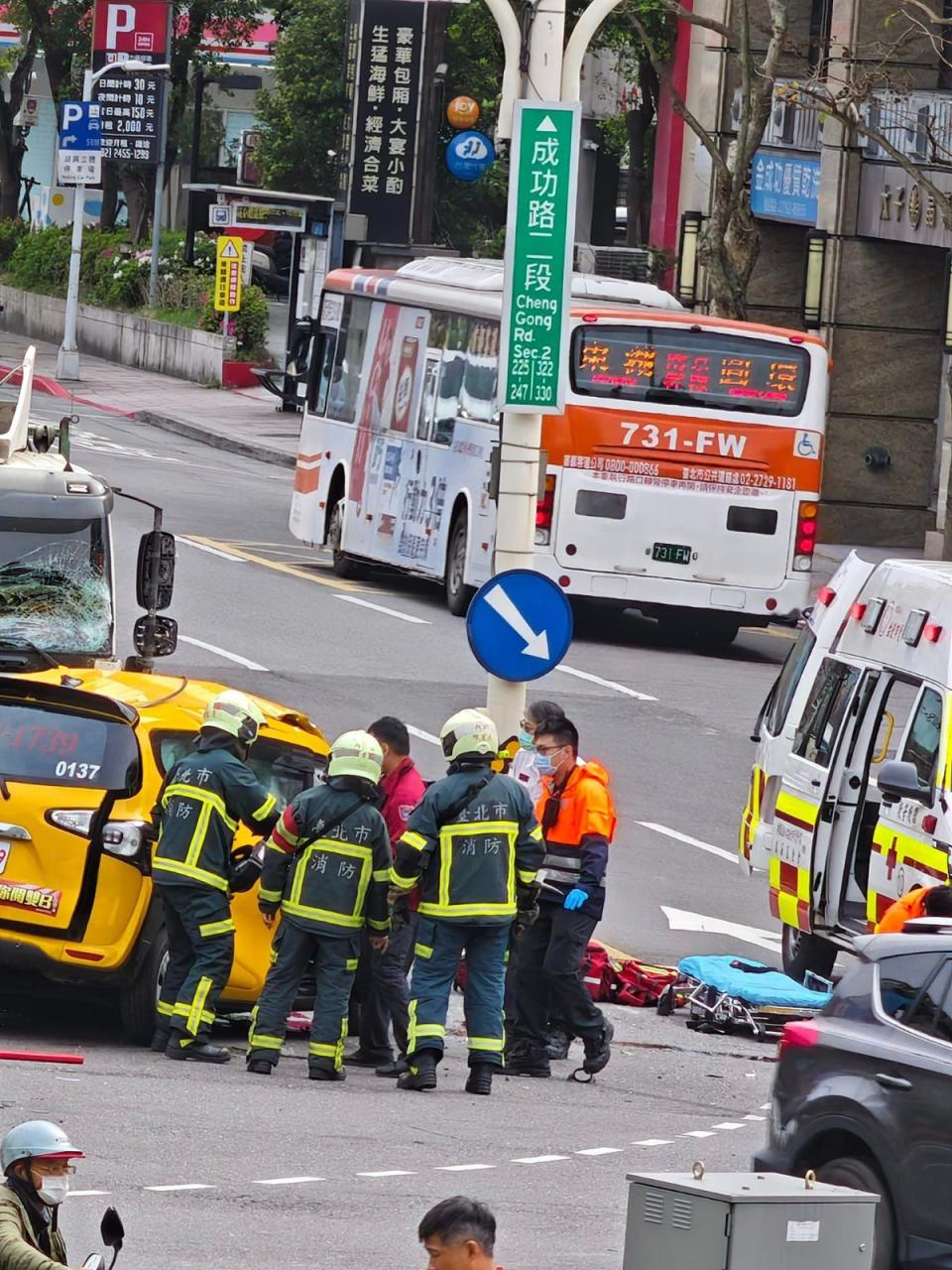 北市內湖發生重大車禍。取自我是東湖人臉書社團