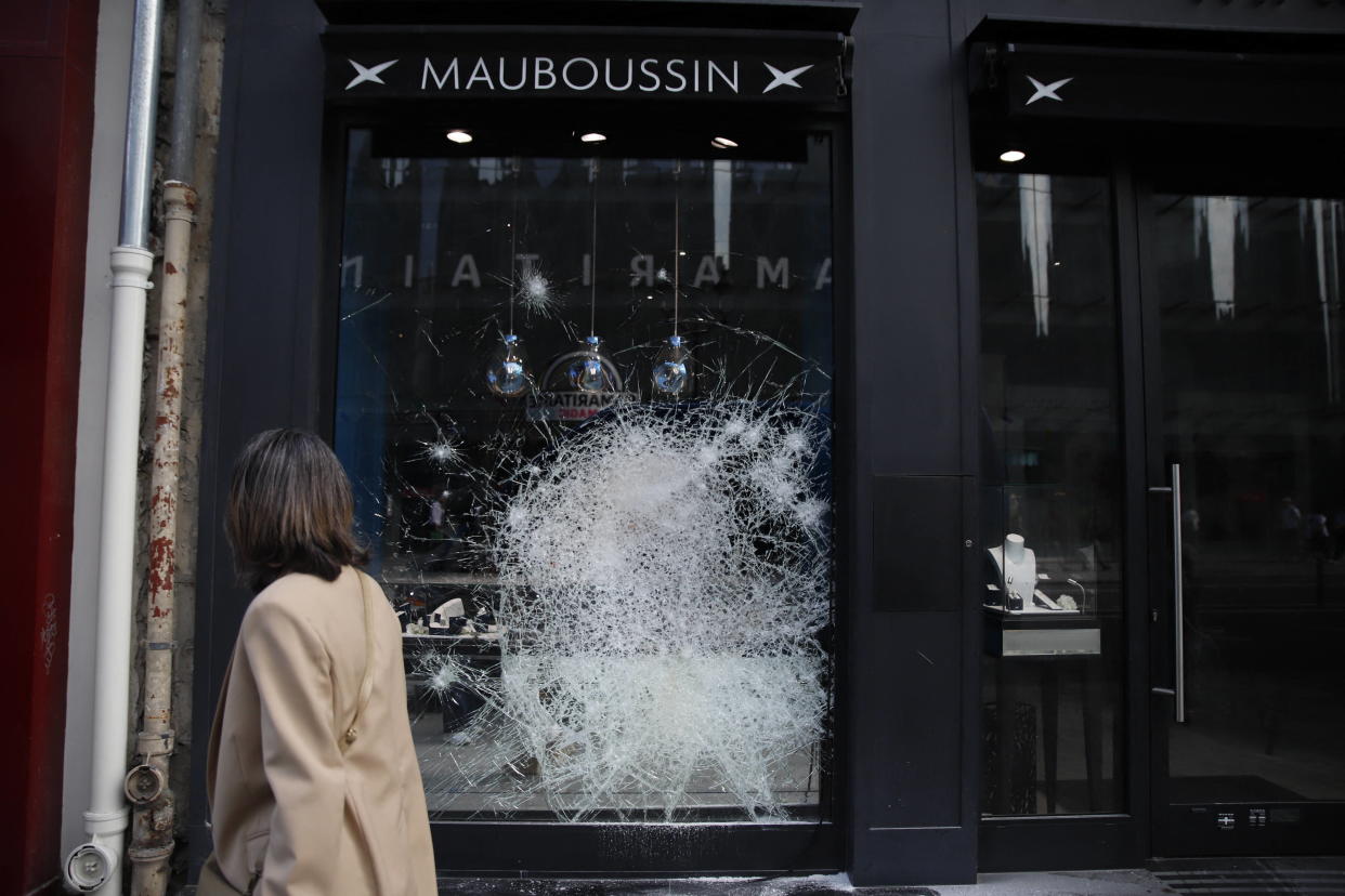 Un magasin avec la vitre endommagée après une nouvelle nuit de violence en France, le 30 juin 2023.