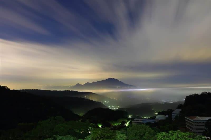 觀音山腰間有一片雲霧，逆溫層還是很低。（圖／翻攝自鄭明典臉書）