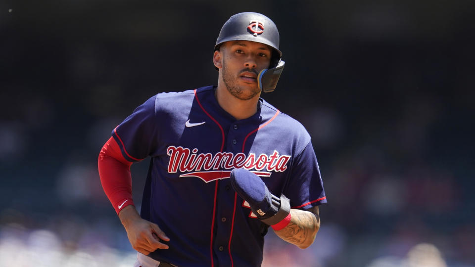 ARCHIVO - Carlos Correa, de los Mellizos de Minnesota, pasa por la tercera base durante un juego contra los Angelinos de Los Ángeles, el domingo 14 de agosto de 2022 (AP FotoMarcio José Sánchez)