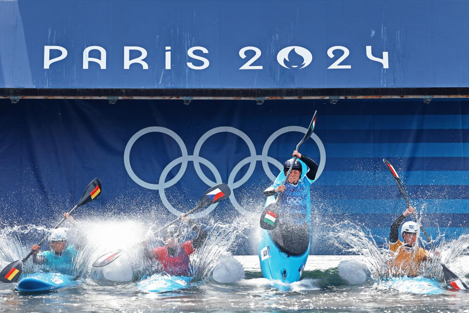 Elena Lilik dari Tim Jerman (kiri), Antonie Galuskova dari Tim Czechia, Stefanie Horn dari Tim Italia, dan Klaudia Zwolinska dari Tim Polandia berlaga dalam Babak Penyisihan Kayak Lintas Kano Slalom Putri pada hari kesembilan Olimpiade Paris 2024 di Stadion Bahari Vaires-Sur-Marne pada tanggal 4 Agustus 2024 di Paris, Prancis. (Foto oleh Justin Setterfield/Getty Images)