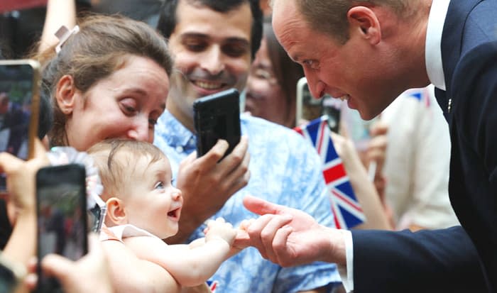 El príncipe Guillermo con la bebé