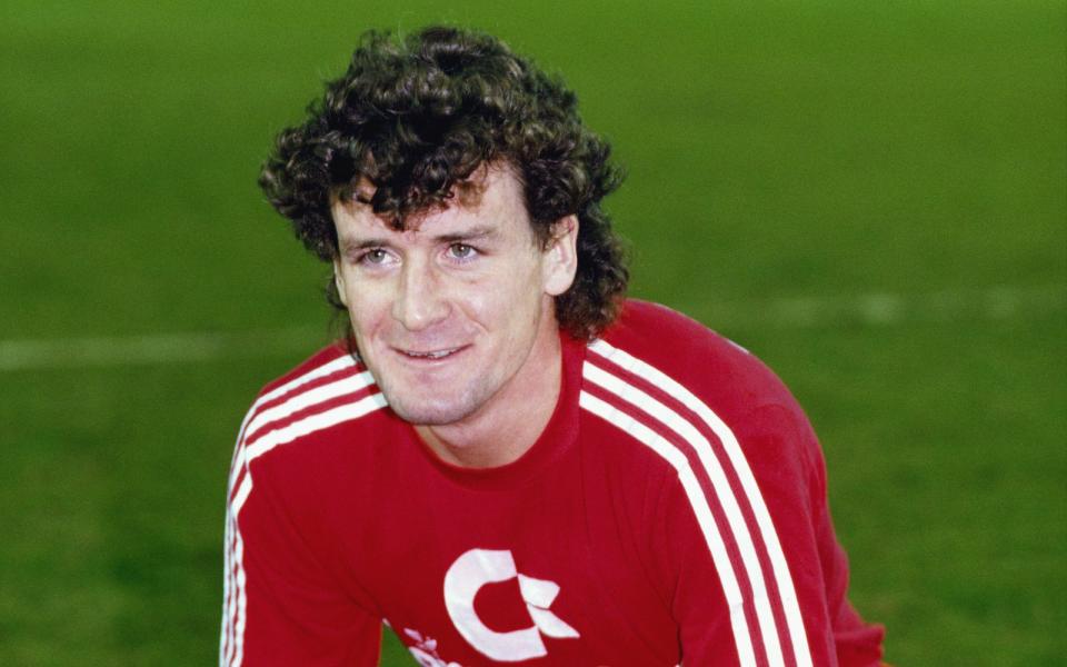 Lockiges Haar war ein schier unkontrollierbarer Frisuren-Fluch vieler Spieler in jener Ära: Auch der kurzzeitige Bayern-Stürmer Mark Hughes, 1987, war betroffen. (Bild: Getty Images/Allsport)