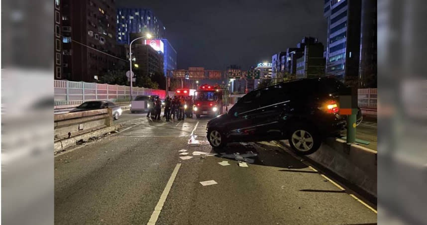 酒駕自撞害建國高架回堵，酒空男漫步咆哮，警一查竟是「這身分」。（圖／翻攝照片／林郁平台北傳真）