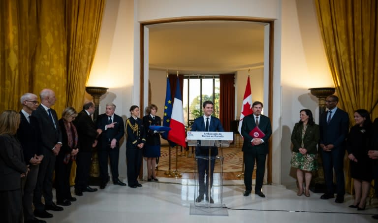 Le Premier ministre Gabriel Attal lors d'une cérémonie de remise de la Légion d'honneur au juge en chef de la Cour Suprême du Canada, à l'ambassade de France à Ottawa, le 10 avril 2024 (Ashley Fraser)