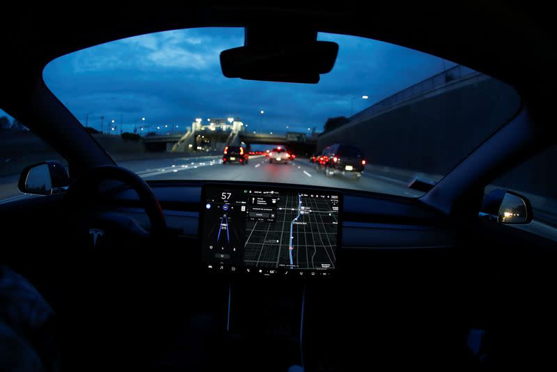 Imagen de archivo de un vehículo eléctrico Tesla Model 3 durante un trayecto con piloto automático en una autopista de Los Ángeles, California, EEUU. (Reuters)