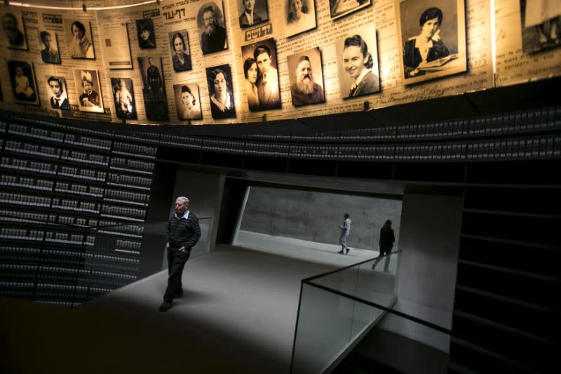 FOTO DE ARCHIVO: Un hombre visita la Sala de los Nombres del Museo de Historia del Holocausto de Yad Vashem en Jerusalén el 14 de abril de 2015. A partir del miércoles por la noche, Israel marca su día conmemorativo anual que conmemora los seis millones de judíos asesinados por los nazis durante la Segunda Guerra Mundial. Foto tomada el 14 de abril de 2015