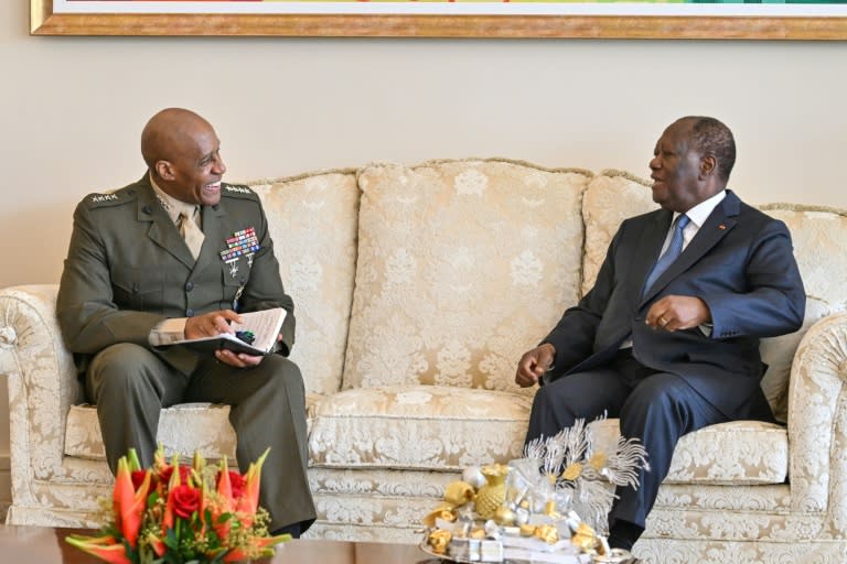 Ivorian President Alassane Ouattara (R) meets General Michael Langley, commander of US Africa Command (Issouf SANOGO)