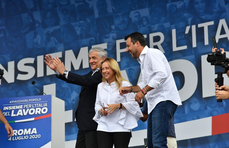 Sul palco di Piazza del Popolo il vicepresidente di Forza Italia, Antonio Tajani, la leader di Fratelli d'Italia, Giorgia Meloni, e Matteo Salvini.