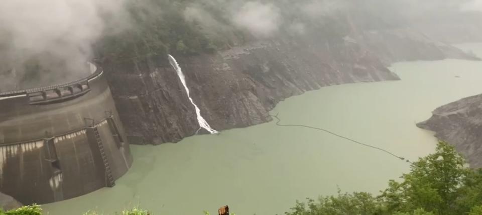 德基水庫集水區下大雨，水庫大壩旁的山澗很明顯看到湍急的流水注入水庫。   圖：和平警察分局/提供