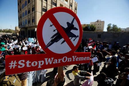 Children protest against the Saudi-led coalition outside the U.N. offices in Sanaa, Yemen November 20, 2017. REUTERS/Khaled Abdullah