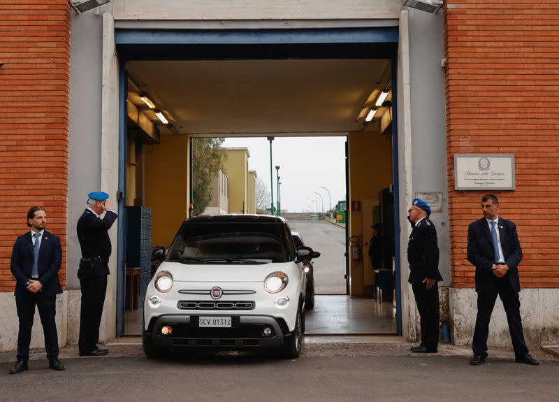 Pope visits Italian Rebibbia prison for foot washing Mass