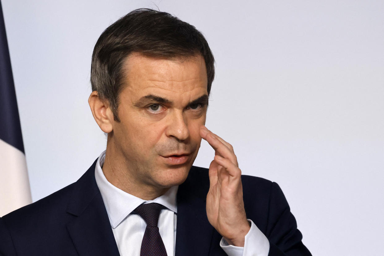 Olivier Véran, qui a annoncé reprendre la blouse après son départ du gouvernement, ne redeviendra pas neurochirurgien. (Photo by Ludovic MARIN / AFP)