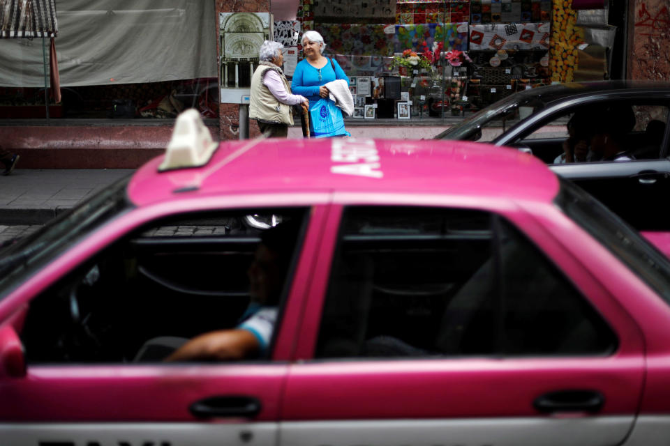 Mujeres esperan por transporte público en México. REUTERS/Edgard Garrido