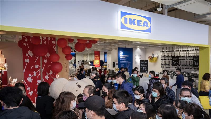 IKEA嘉義城市店開幕 大量人潮湧入消費IKEA嘉義城市店26日開幕，結合大潤發賣場型態，為創新的服務消費模式，吸引大批人潮湧入消費，將店內擠得水洩不通。（IKEA提供）中央社記者黃國芳傳真 111年12月26日