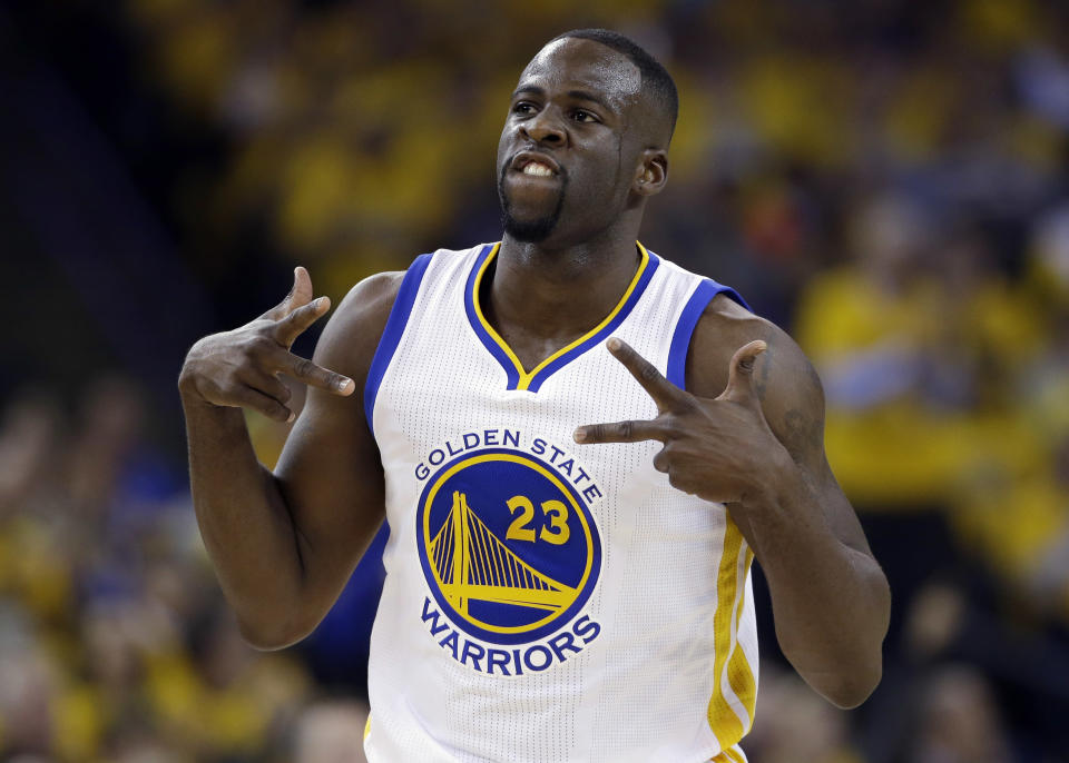 ARCHIVO - En imagen de archivo del 27 de abril de 2016, Draymond Green, de los Warriors de Golden State, festeja tras encestar ante los Rockets de Houston en duelo de primera ronda de playoff en Oakland, California. Green fue arrestado tras una presunta agresión durante el fin de semana en East Lansing, Michigan, de acuerdo con registros de la corte publicados por internet. (AP Foto/Marcio José Sánchez, archivo)