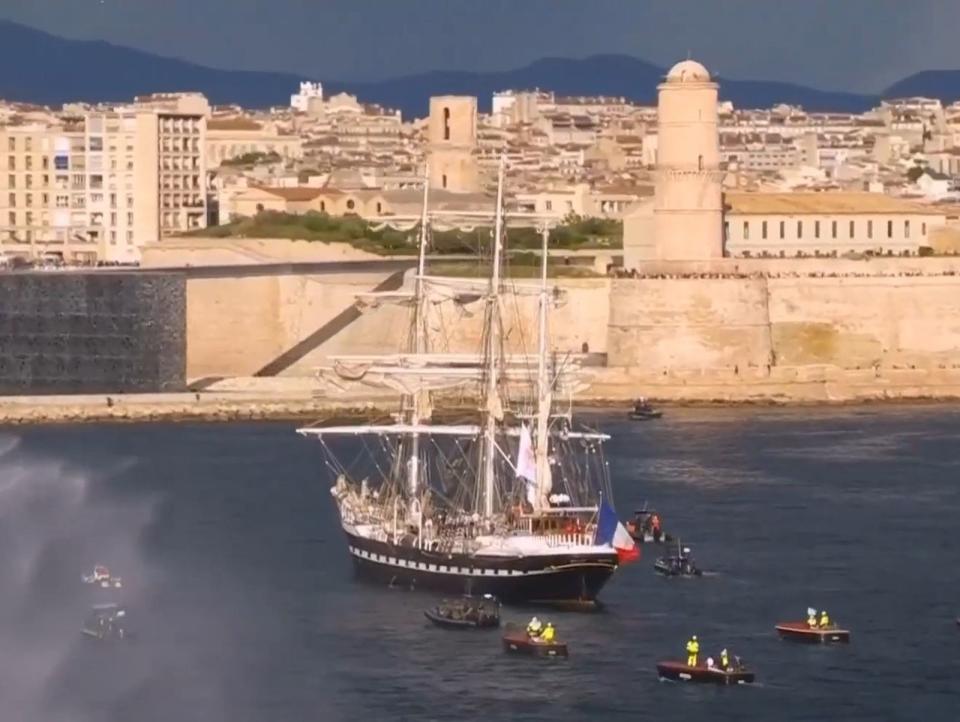 奧運聖火搭乘19世紀的三桅帆船「貝倫號」，經過12天的航行，終於抵達法國港口城市馬賽。（翻攝奧運臉書）
