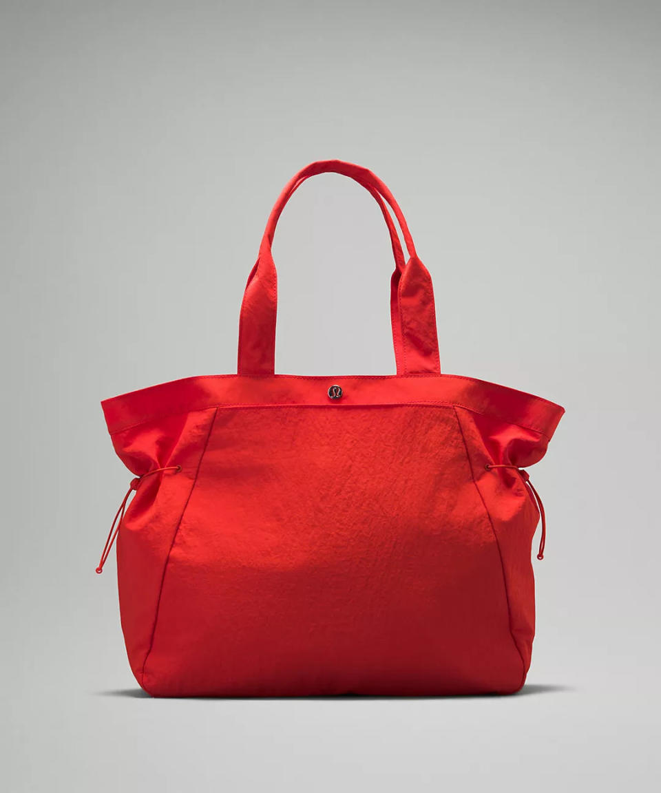 Side-Cinch Shopper Bag 18L. Image via lululemon.