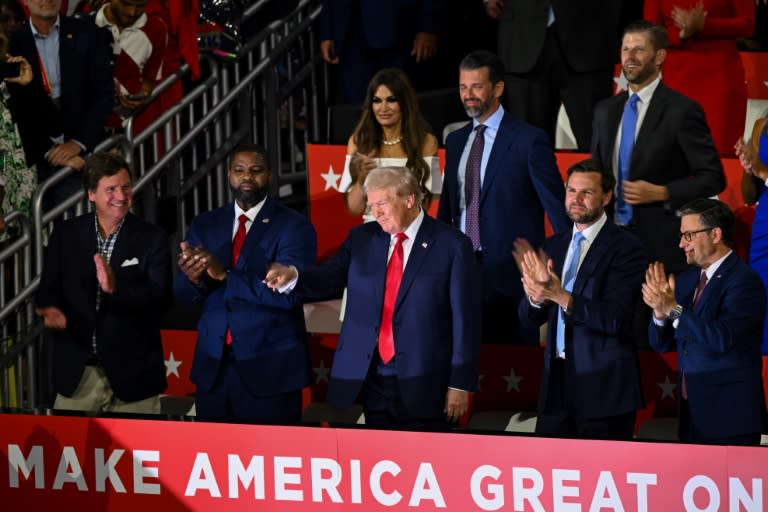 Donald Trump, rodeado de colaboradores y familiares, en la convención republicana en Milwaukee, el 15 de julio de 2024 (Patrick T. Fallon)