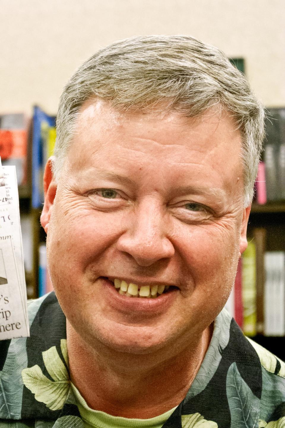 Tim Dorsey at book signing at Daytona Beach Barnes and Noble in 2013.