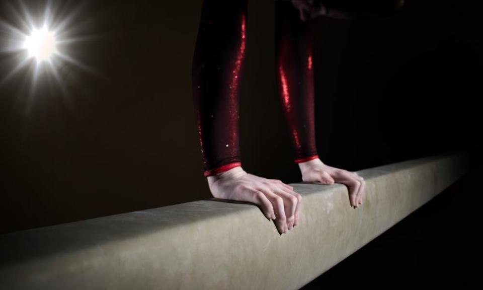 A gymnast&#39;s hands on a balance beam