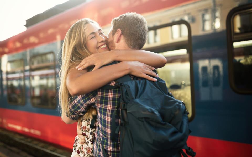 Verbotene Küsse am Bahnsteig