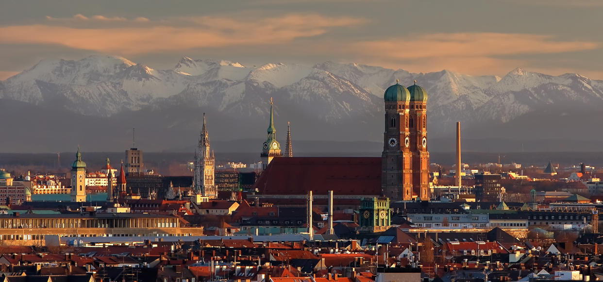 Blick auf die Alpen vom Olympiaberg in München bei Fön 