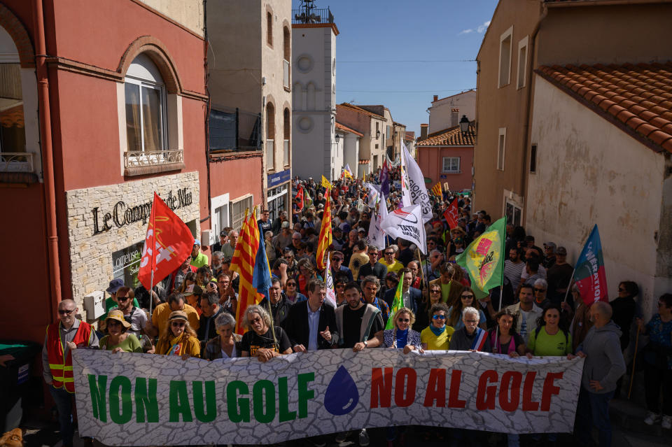Manifestation contre un projet de golf à Villeneuve-de-la-Raho, près de Perpignan, dans le sud de la France, le 16 mars 2024.