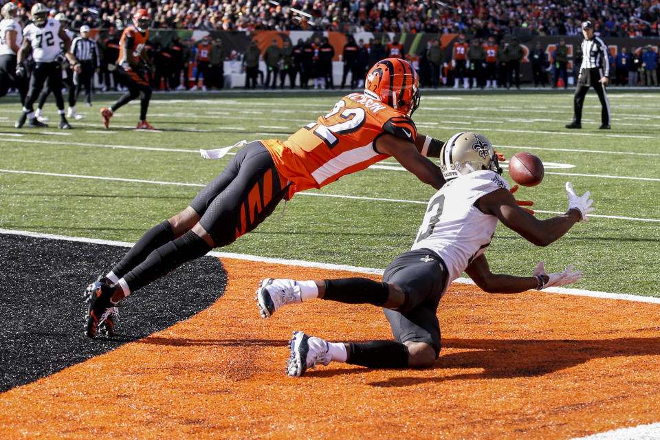 New Orleans Saints wide receiver Michael Thomas, right, catches a touchdown pass against Cincinnati Bengals corner back William Jackson, left, in the first half of an NFL football game, Sunday, Nov. 11, 2018, in Cincinnati. (AP Photo/Gary Landers)