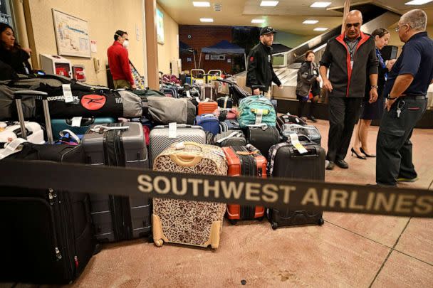 PHOTO: Southwest Airlines passengers look for their luggage at Hollywood Burbank Airport in Burbank, California, Dec. 27, 2022. (Robyn Beck/AFP via Getty Images)