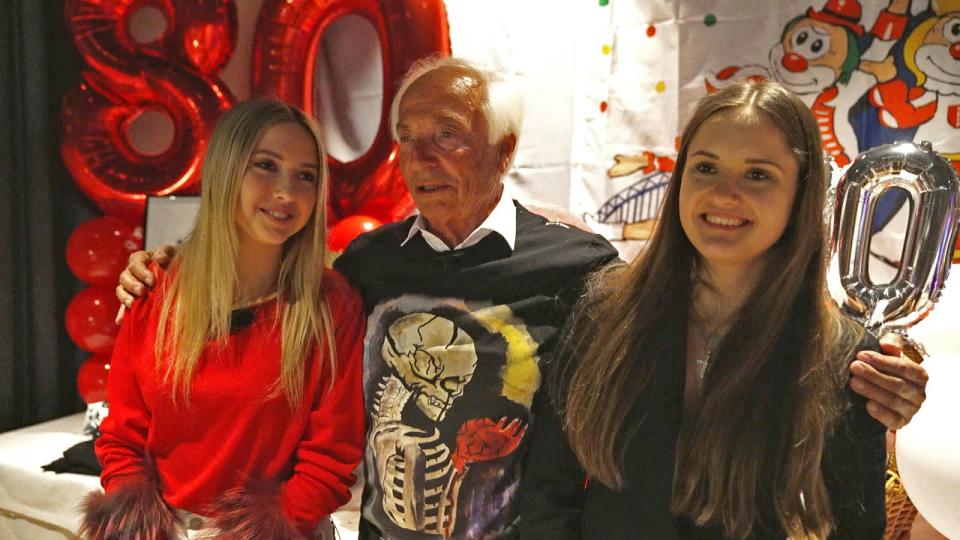 Opa Reinhold war überrascht vom Besuch seiner Enkelinnen Shania (links) und Davina Geiss. (Bild: RTLZWEI / Geiss TV)