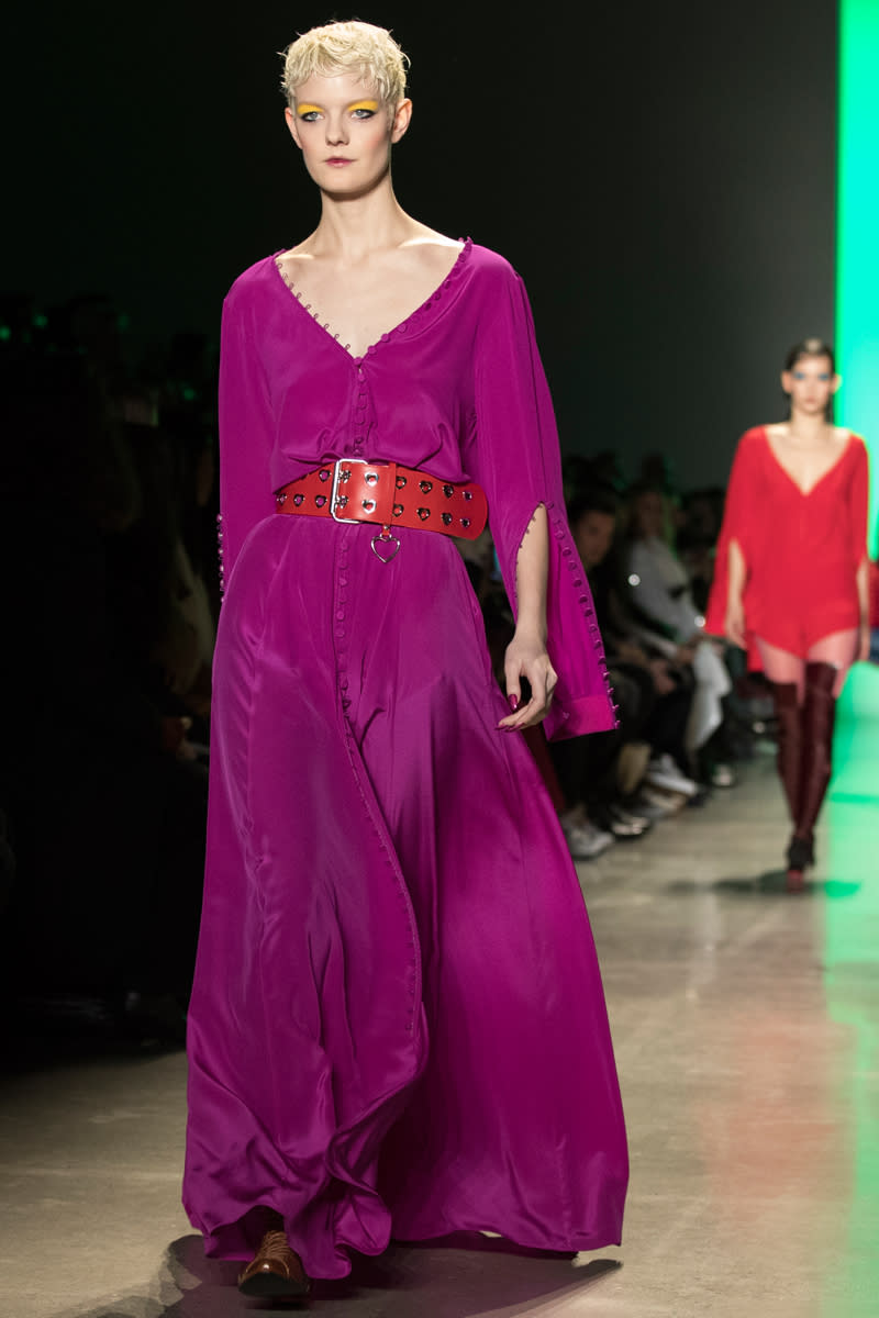 <p>Kräftige Farben und voluminöse Schnitte kamen bei der Fashionshow von Adam Selman ebenfalls nicht zu kurz. Dieser Entwurf punktete außerdem noch mit aufgeschlitzten Ärmeln – für mehr Bewegungsfreiheit. (Bild-Copyright: AP Photo/Mary Altaffer) </p>