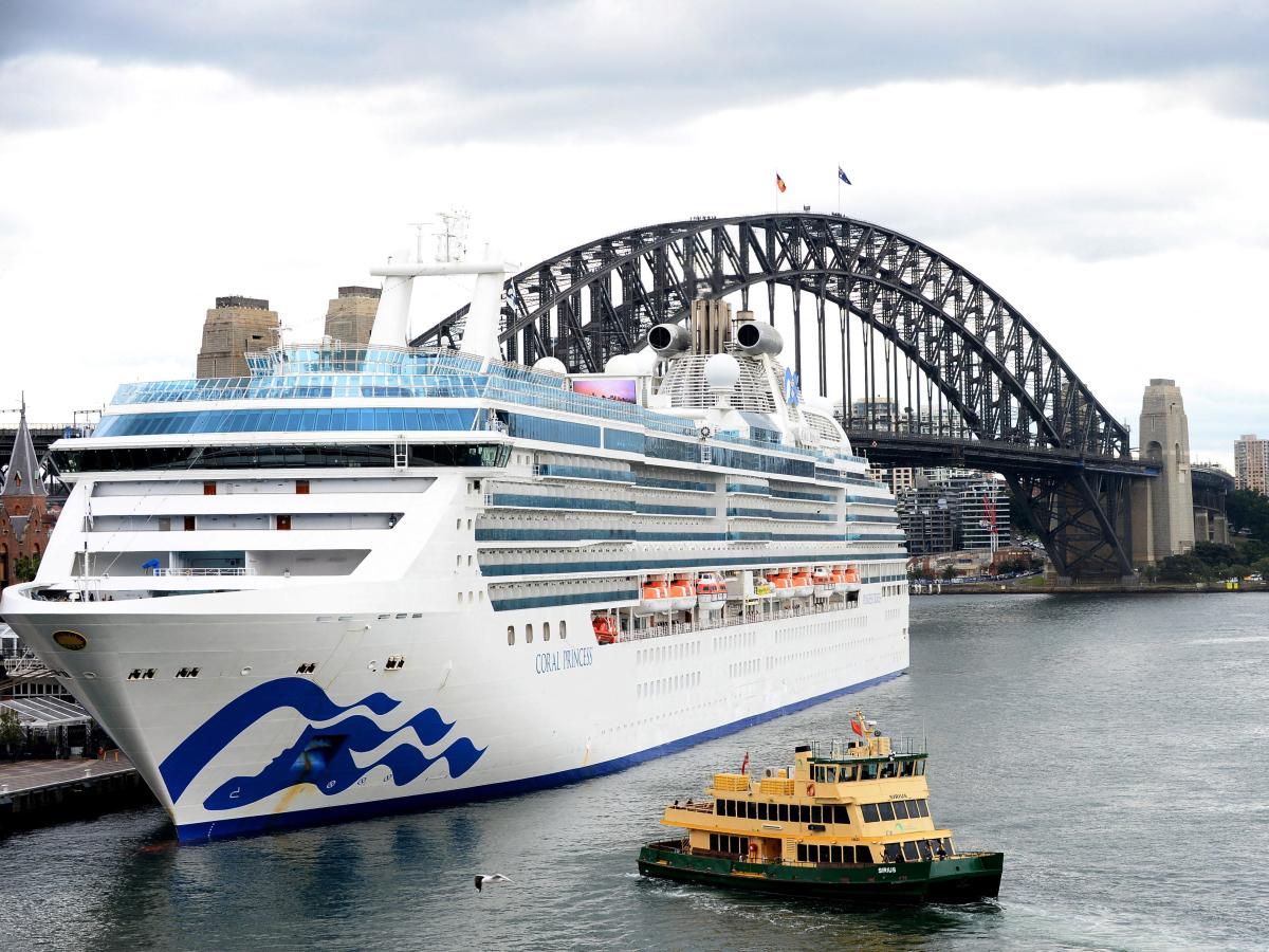 Le navire de croisière maudit où 120 passagers ont été testés positifs pour COVID-19 fait maintenant face à des vagues de 20 pieds et à des vents brutaux, l’échouant au large de l’Australie