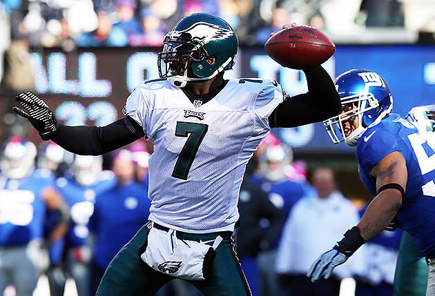 Michael Vick Takes Less to Stay With Eagles - The New York Times