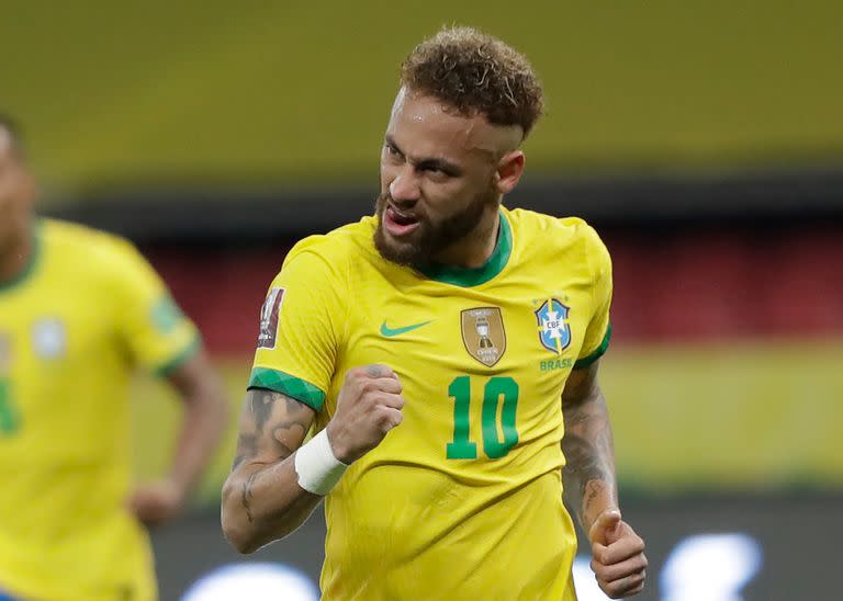 Neymar convirtió el penal y festeja el segundo gol de Brasil en el 2-0 a Ecuador por la clasificación para el Mundial de Qatar.