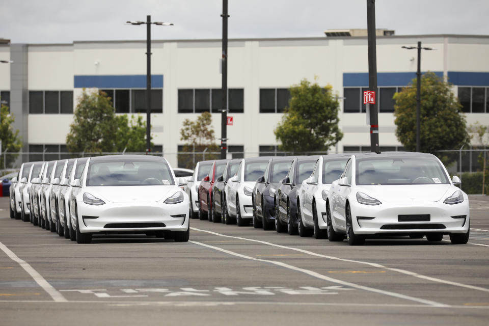 Vehículos en la fábrica de Tesla situada en Fremont, California, el 12 de mayo de 2020. (Jim Wilson/The New York Times)