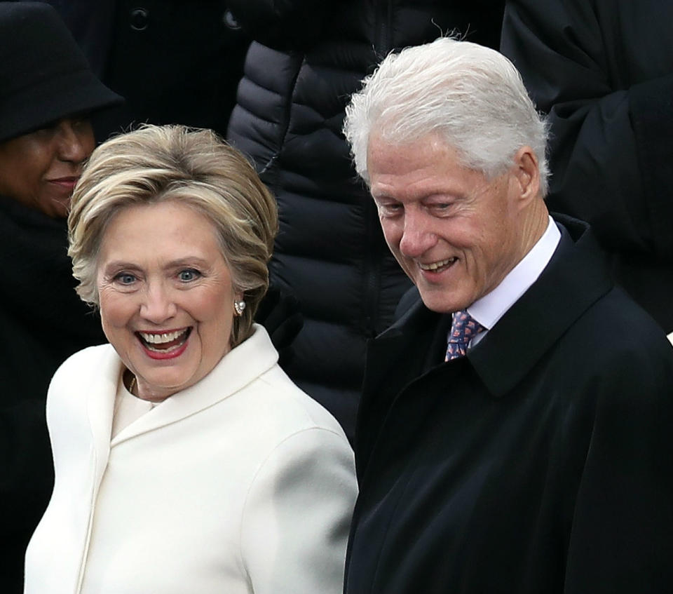 <p>La infidelidad más famosa y escandalosa de la historia tampoco significó una ruptura. Hillary Clinton perdonó a su marido su affaire con la becaria de la Casa Blanca Monica Lewinsky en 1998. Bill Clinton, entonces Presidente de Estados Unidos, pidió perdón públicamente en un mensaje televisado y, 20 años después, siguen felizmente casados. (Foto: Drew Angerer / Getty Images). </p>