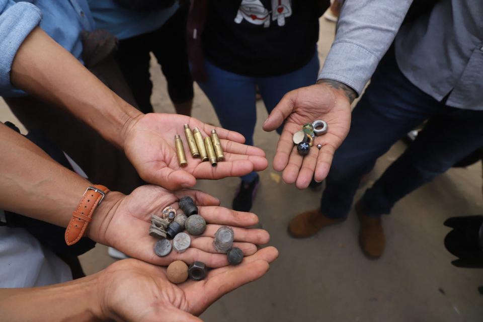 Des manifestants birmans montrent les munitions qu'ils ont ramassées lors de la manifestation à Mandalat, samedi 20 février 2021 - STR - AFP