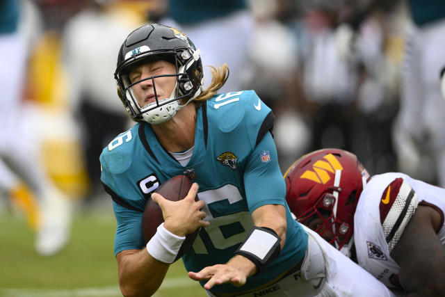 JACKSONVILLE, FL - SEPTEMBER 18: Jacksonville Jaguars linebacker Devin  Lloyd (33) during the game between the Indianapolis Colts and the  Jacksonville Jaguars on September 19, 2022 at TIAA Bank Field in  Jacksonville