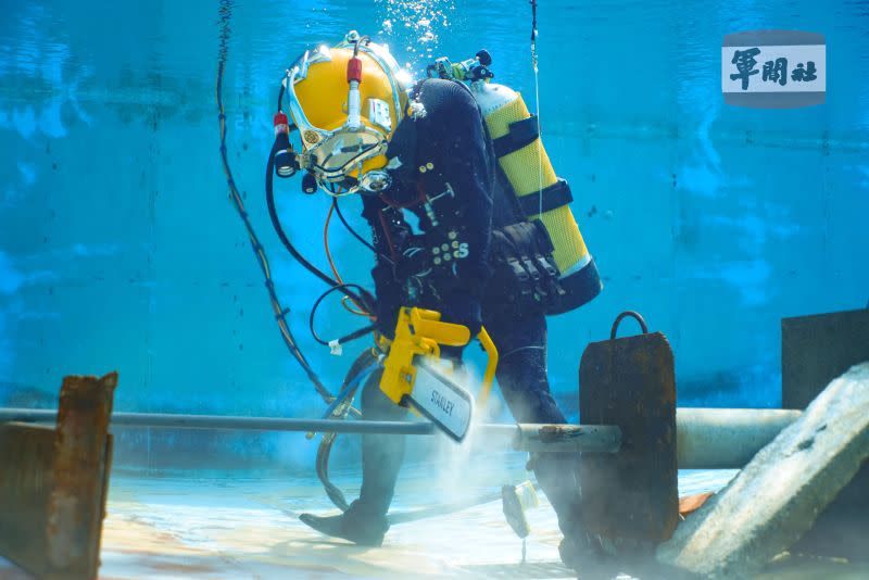 ▲海軍水下作業大隊隊員進行水中排除障礙物的訓練。（圖／水下作業大隊提供）