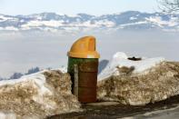 Un viejo barril de petróleo es utilizado como un cubo de basura junto a una carretera de montaña, cerca del pueblo de Schindellegi, al sur de Zurich.