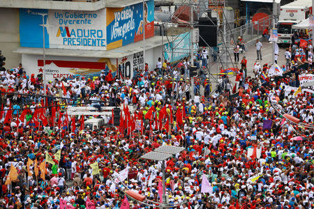 People congregate during the closing campaign rally of Venezuela's President Nicolas Maduro in Caracas, Venezuela May 17, 2018. REUTERS/Adriana Loureiro