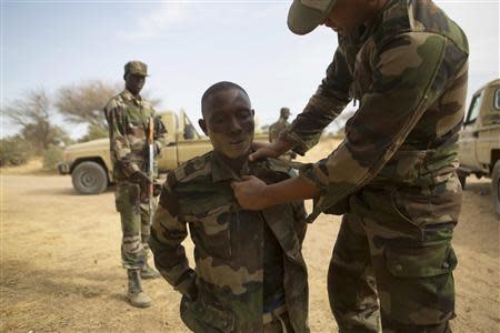 Nigerien soldiers practice apprehending a suspect during Flintlock 2014, a U.S.-led international training mission for African militaries, in Diffa, March 5, 2014. REUTERS/Joe Penney